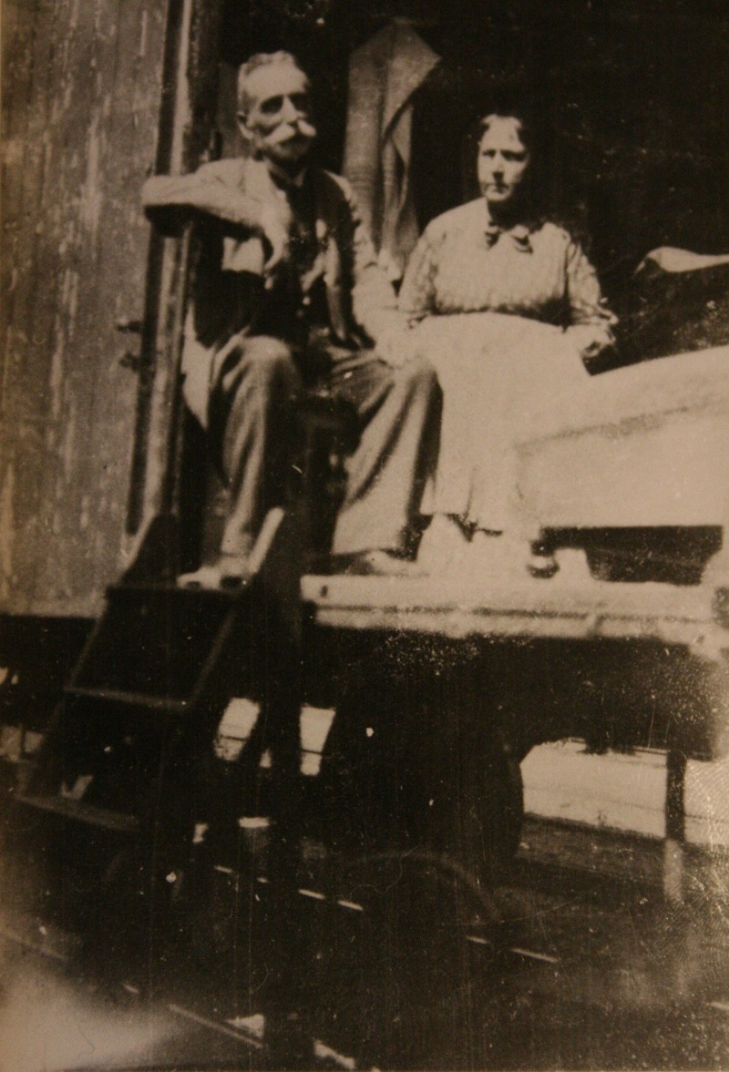 Márki Sándor és felesége a vagonban Szeged felé 1921 júliusában