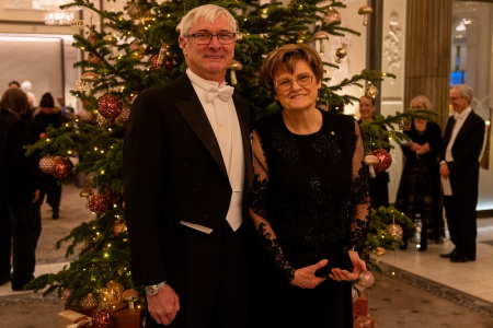 Karikó Katalin és férje, Francia Béla indul a Nobel-díj átadó ünnepségre a stockholmi Grand Hotelből.
